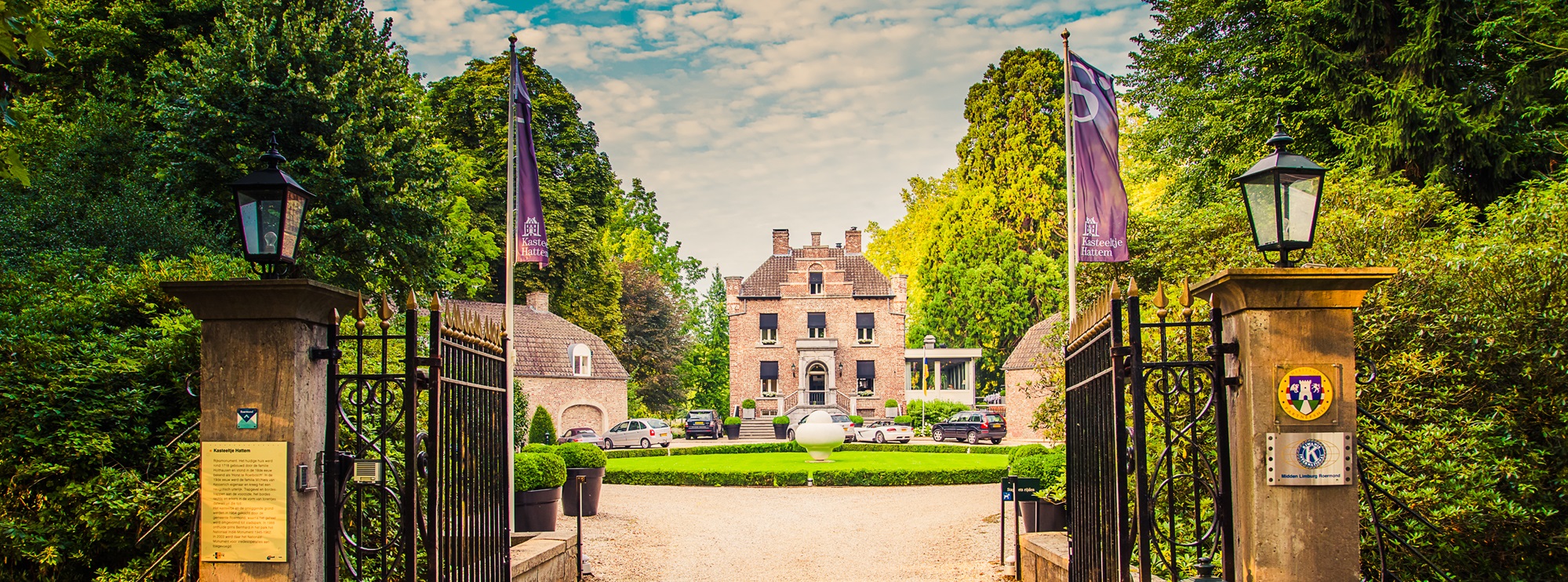 Ingang van Kasteeltje Hattem in Roermond, omgeven door groen en een statige oprijlaan, een bijzondere plek om te overnachten.