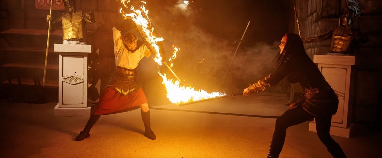 Twee verklede ridders voeren een vuurgevecht op bij de ingang van Drakendorp.