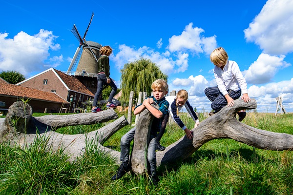 Kinderen spelen in de speeltuin OERR nabij de Hompesche Molen