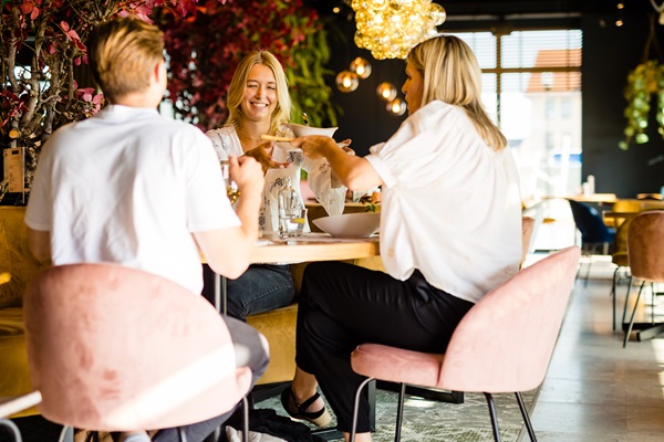 Groep vriendinnen genieten van een heerlijk diner bij Humphrey's in Thorn