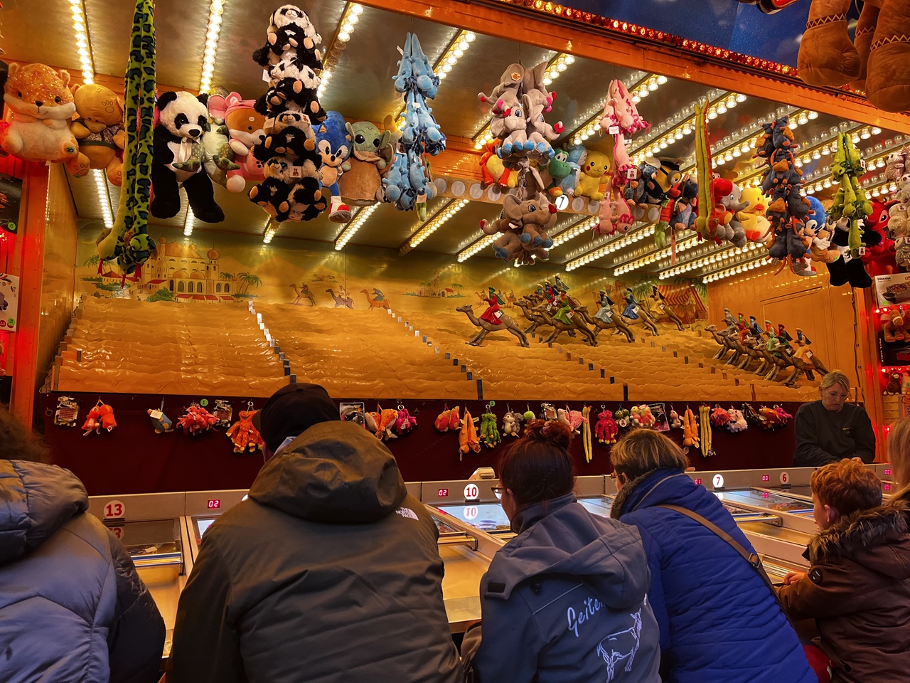 Avond aanblik opbouw kermis Weert 10.000 stappen vol kermisplezier 