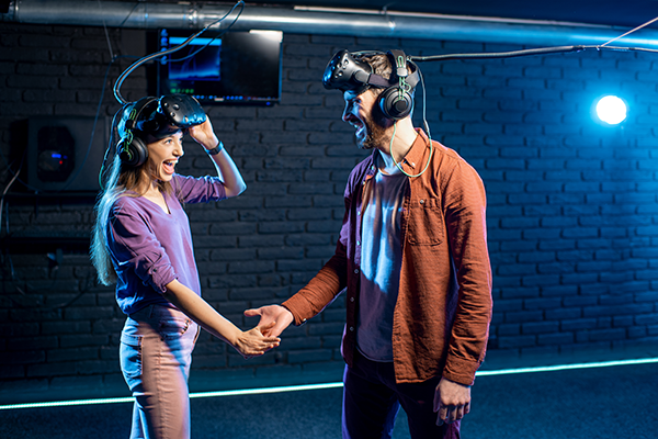 Een koppel schud elkaar de hand voor een spelletje VR gamen