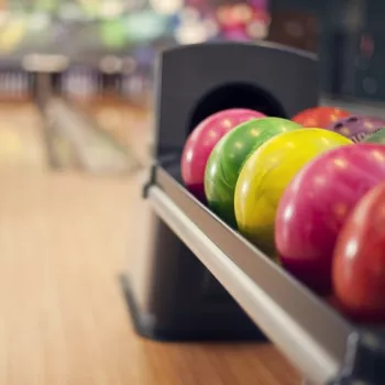 Close up van bowlingballen op de bowlingbaan