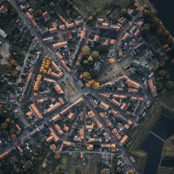 Luchtfoto van het historische vestingstadje Stevensweert, met het herkenbare stervormige stratenpatroon dat herinnert aan de Spaanse vestingwerken uit de Tachtigjarige Oorlog.